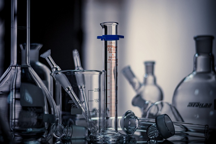 Glass for medicine and biology
